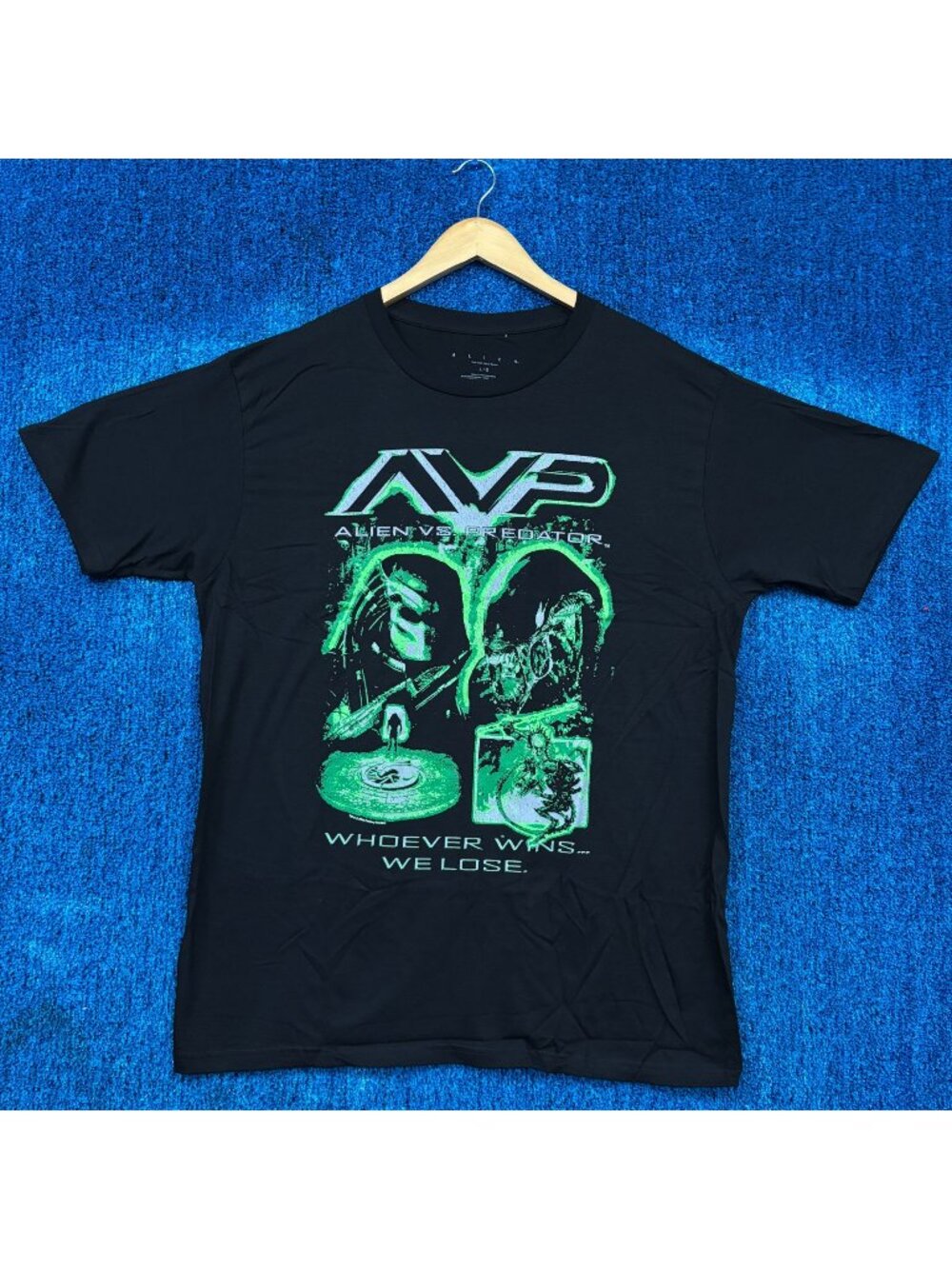 Alien VS Predator “Whoever Wins We Lose” Graphic T-Shirt Size L